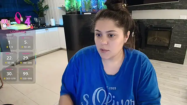 Snapshot of Layla- chatting on 24, 10, 2025 Layla- online show from 24, 10, 2025