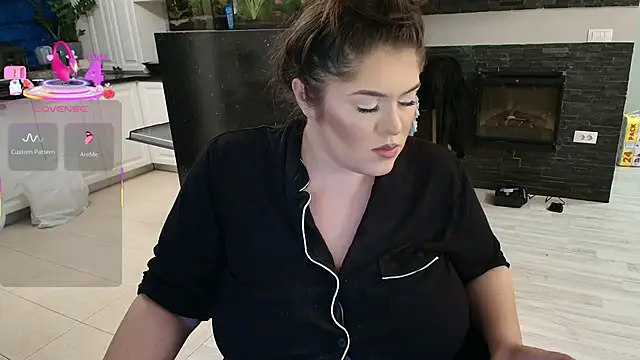 Snapshot of Layla- chatting on 28, 11, 2025 Layla- online show from 28, 11, 2025