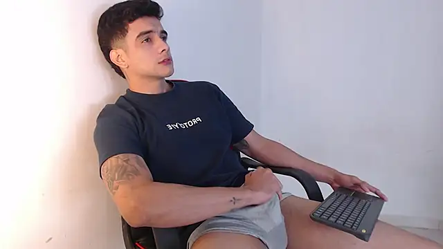 Snapshot of adam_levis17 chatting on 14, 10, 2025 adam levis17 online show from 14, 10, 2025