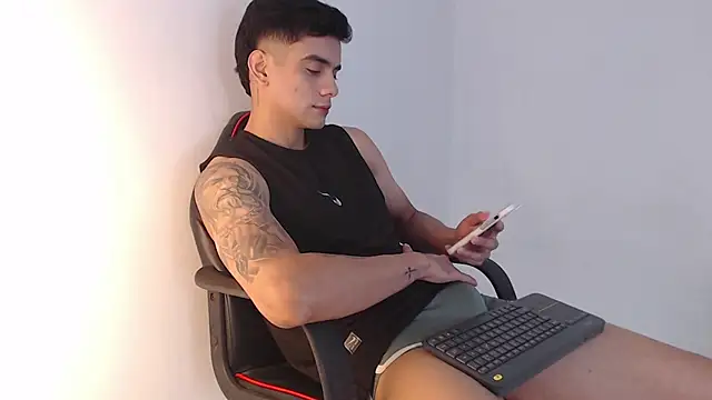 Snapshot of adam_levis17 chatting on 23, 11, 2025 adam levis17 online show from 23, 11, 2025