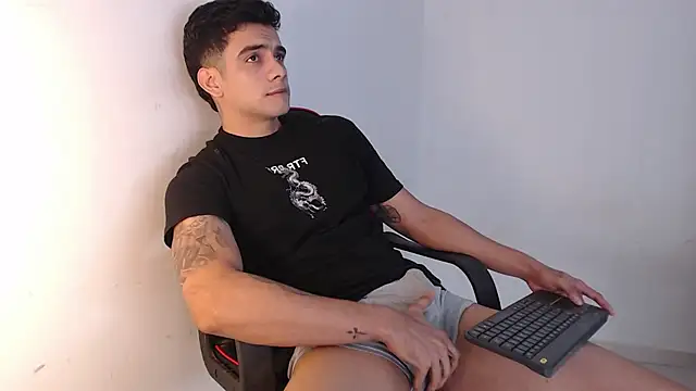 Snapshot of adam_levis17 chatting on 15, 10, 2025 adam levis17 online show from 15, 10, 2025