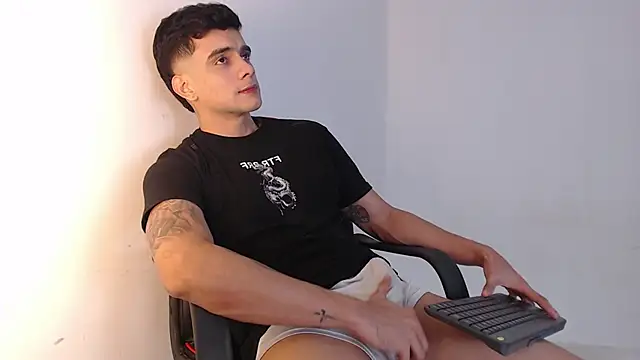 Snapshot of adam_levis17 chatting on 23, 10, 2025 adam levis17 online show from 23, 10, 2025