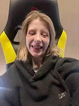 Snapshot of amorearte_m chatting on 2, 3, 2025 amorearte m online show from 2, 3, 2025