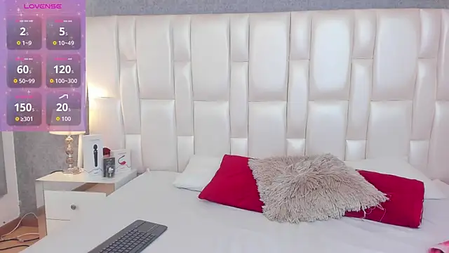 Snapshot of ArianaaGrace chatting on 18, 11, 2025 ArianaaGrace online show from 18, 11, 2025