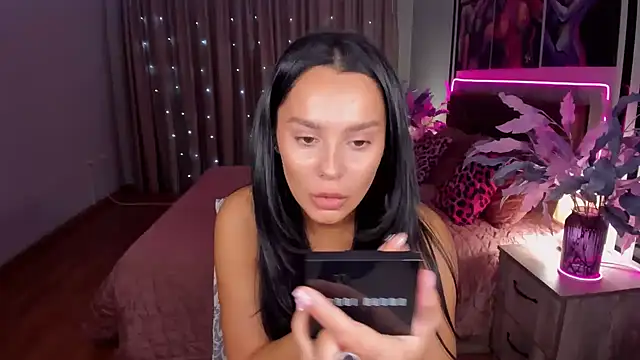 Snapshot of DanaSincere chatting on 13, 10, 2025 DanaSincere online show from 13, 10, 2025