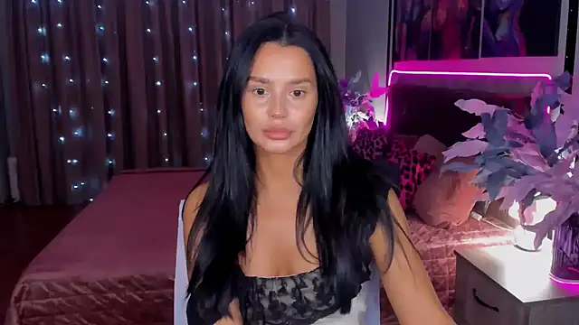 Snapshot of DanaSincere chatting on 17, 11, 2025 DanaSincere online show from 17, 11, 2025