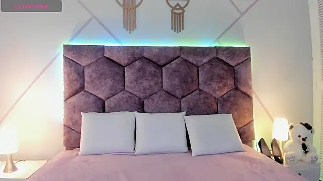 aurora collinss  online show from 14, 11, 2025