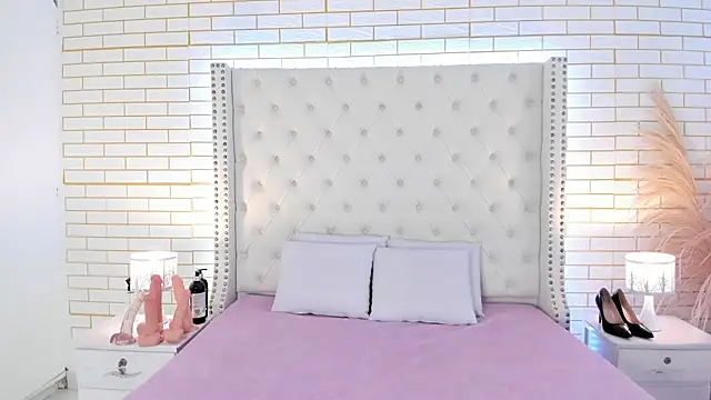 aurora collinss  online show from 23, 2, 2026