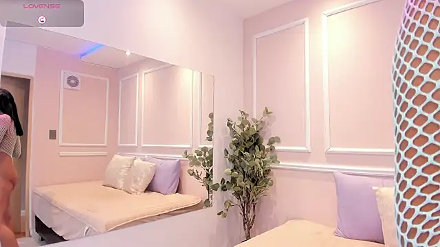 Lucy Canel online show from 4, 2, 2026