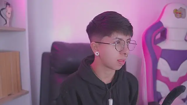 Snapshot of tommy_blue chatting on 11, 10, 2025 tommy blue online show from 11, 10, 2025