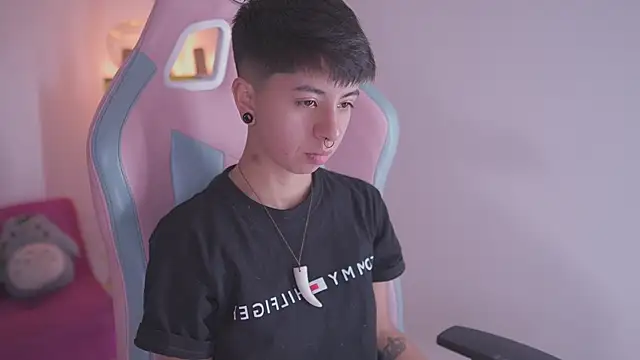 Snapshot of tommy_blue chatting on 27, 11, 2025 tommy blue online show from 27, 11, 2025