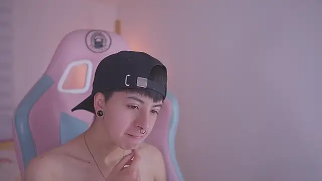 Snapshot of tommy_blue chatting on 24, 11, 2025 tommy blue online show from 24, 11, 2025