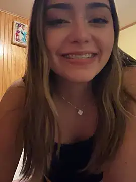 Snapshot of floooohv chatting on 9, 4, 2026 floooohv online show from 9, 4, 2026