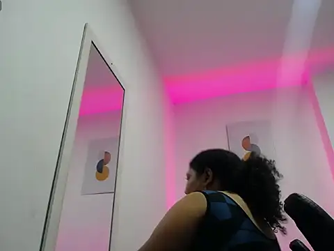 Snapshot of Ayliinn_ chatting on 7, 6, 2026 Ayliinn online show from 7, 6, 2026