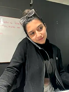 Isabella Varella online show from 4, 12, 2025