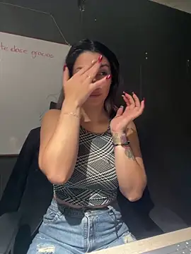 Isabella Varella online show from 5, 12, 2025