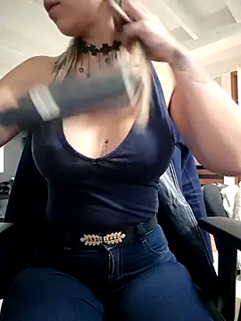 Snapshot of Isabella_Varella chatting on 9, 10, 2025 Isabella Varella online show from 9, 10, 2025