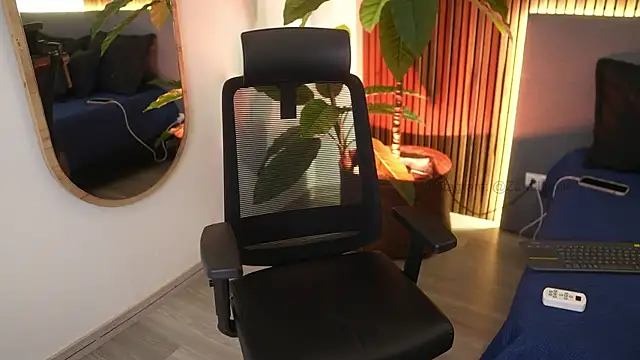 Snapshot of ZaraLuuv chatting on 29, 10, 2025 ZaraLuuv online show from 29, 10, 2025