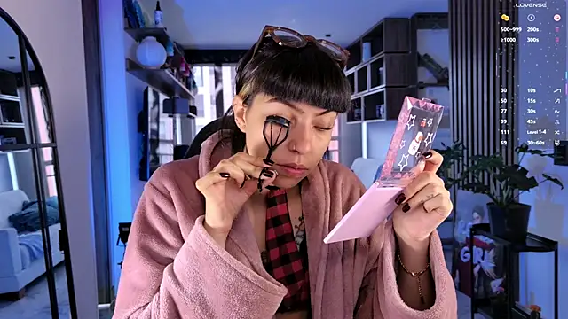 Saraa Desiree online show from 8, 4, 2026