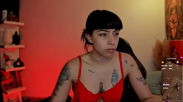 Snapshot of Saraa_Desiree chatting on 5, 11, 2025 Saraa Desiree online show from 5, 11, 2025