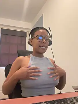 Snapshot of Melia_Rayne chatting on 4, 6, 2026 Melia Rayne online show from 4, 6, 2026
