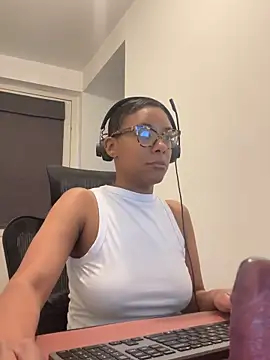 Snapshot of Melia_Rayne chatting on 18, 5, 2026 Melia Rayne online show from 18, 5, 2026