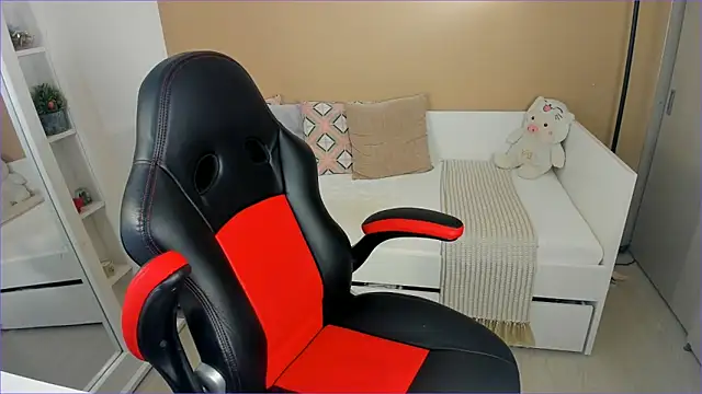 Snapshot of ValentinaMilann chatting on 2, 11, 2025 ValentinaMilann online show from 2, 11, 2025