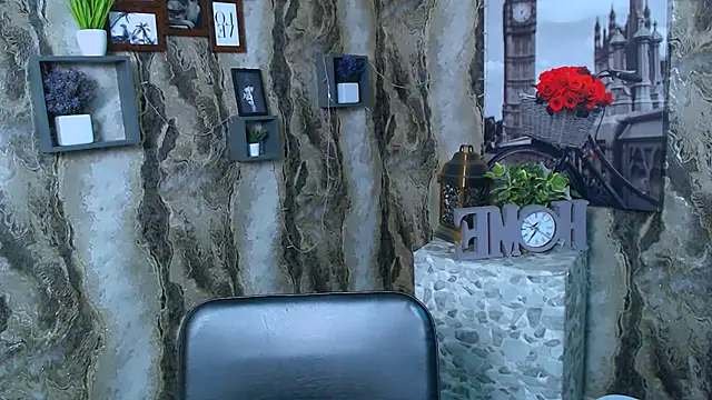 Snapshot of _MiraGold_ chatting on 4, 12, 2025 MiraGold online show from 4, 12, 2025