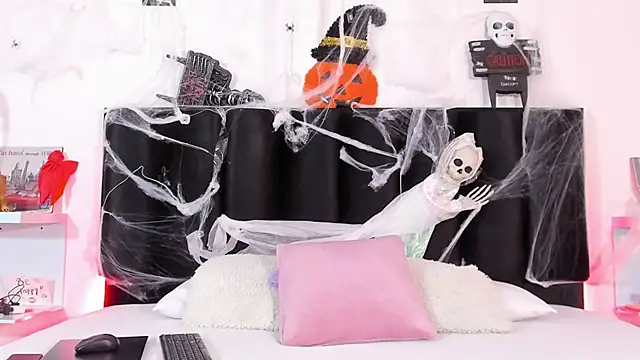 JackieDumont1 online show from 2, 11, 2025