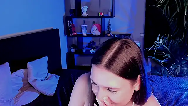 LisaBaillea online show from 10, 3, 2025