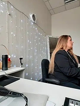 Juicy PeachLux online show from 19, 4, 2026