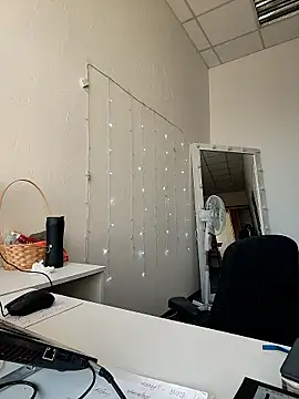 Juicy PeachLux online show from 8, 10, 2025