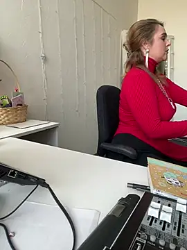 Juicy PeachLux online show from 9, 3, 2025