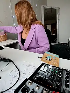 Juicy PeachLux online show from 14, 3, 2025