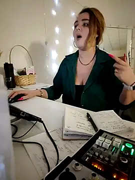 Juicy PeachLux online show from 16, 3, 2025