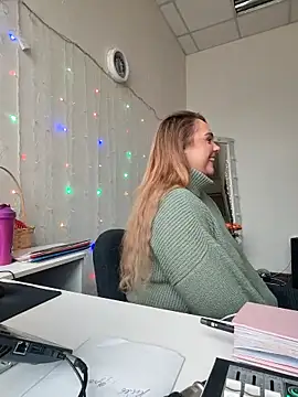 Juicy PeachLux online show from 9, 4, 2026