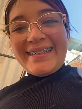 Karina Leon online show from 6, 7, 2026