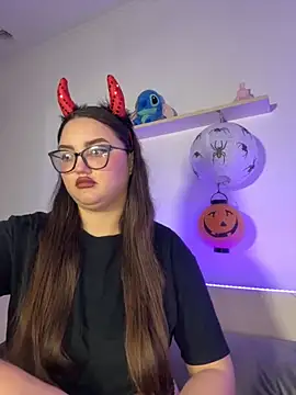 MiraLuccian online show from 18, 10, 2025