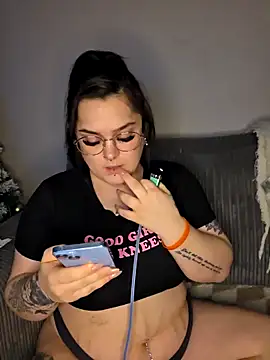 Snapshot of Saucy-Serenity chatting on 26, 11, 2025 Saucy-Serenity online show from 26, 11, 2025