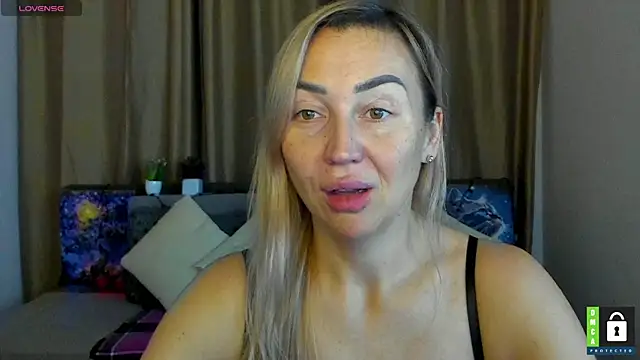 Snapshot of Kiss_julli88I chatting on 1, 12, 2025 Kiss julli88I online show from 1, 12, 2025