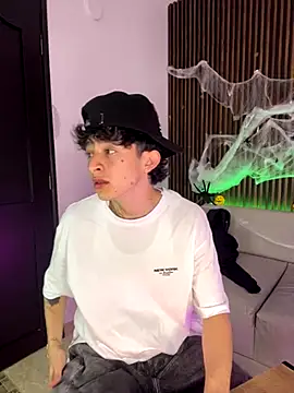 Snapshot of troy_rouge chatting on 21, 10, 2025 troy rouge online show from 21, 10, 2025