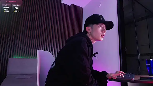 Snapshot of troy_rouge chatting on 14, 11, 2025 troy rouge online show from 14, 11, 2025