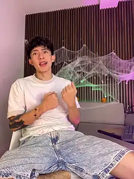 Snapshot of troy_rouge chatting on 20, 10, 2025 troy rouge online show from 20, 10, 2025