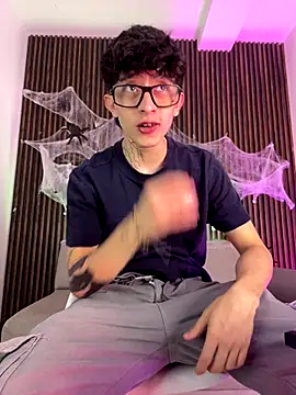 Snapshot of troy_rouge chatting on 17, 10, 2025 troy rouge online show from 17, 10, 2025