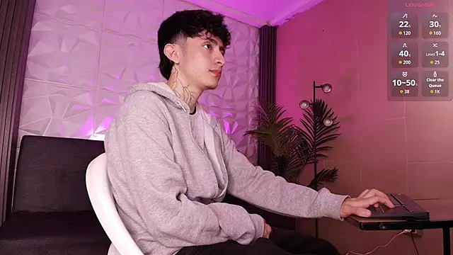 Snapshot of troy_rouge chatting on 28, 11, 2025 troy rouge online show from 28, 11, 2025