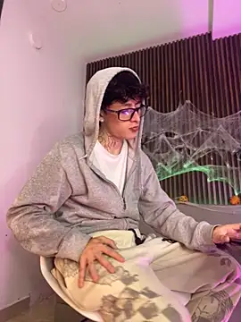 Snapshot of troy_rouge chatting on 18, 10, 2025 troy rouge online show from 18, 10, 2025