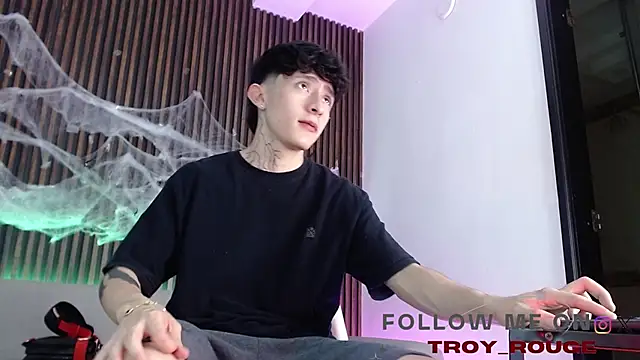 Snapshot of troy_rouge chatting on 25, 10, 2025 troy rouge online show from 25, 10, 2025