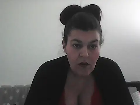 Curvy-Essex-Milf online show from 1, 3, 2026