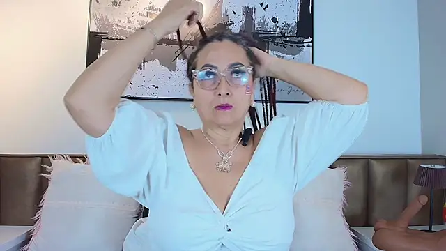 Snapshot of AlessandraLeroy chatting on 4, 7, 2026 AlessandraLeroy online show from 4, 7, 2026