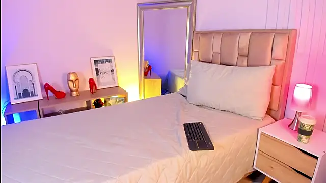 Snapshot of naia_xo chatting on 6, 11, 2025 naia xo online show from 6, 11, 2025